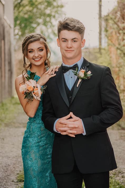 cute couple prom pictures|prom picture poses single.